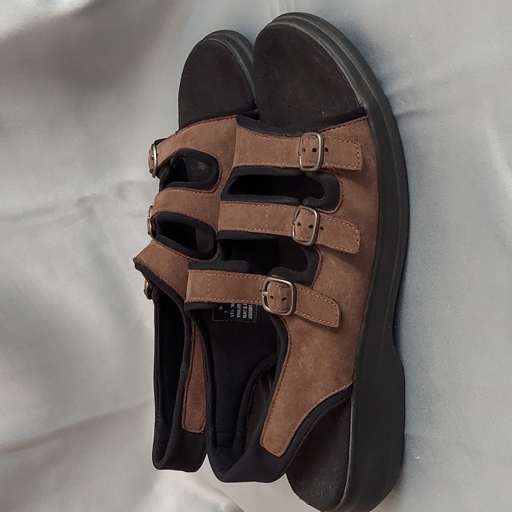LLBean Sandals, Size 9, Sueded Brown, Slingback Stretch, 3 Buckle Straps, Sturdy - Picture 4 of 8